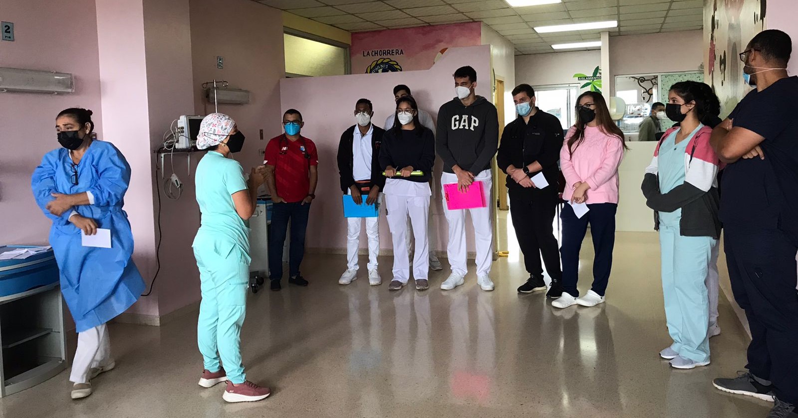 Padres aprenden “Método Mamá Canguro”