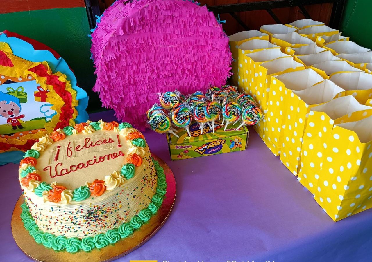 Estudiantes festejan fin de trimestre 