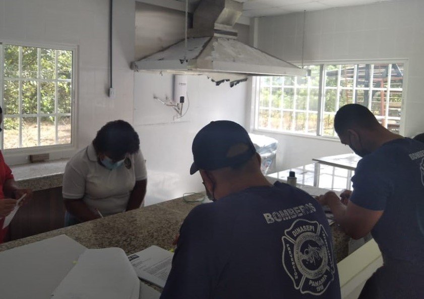 Bomberos inspeccionan salones CTI de Chepo