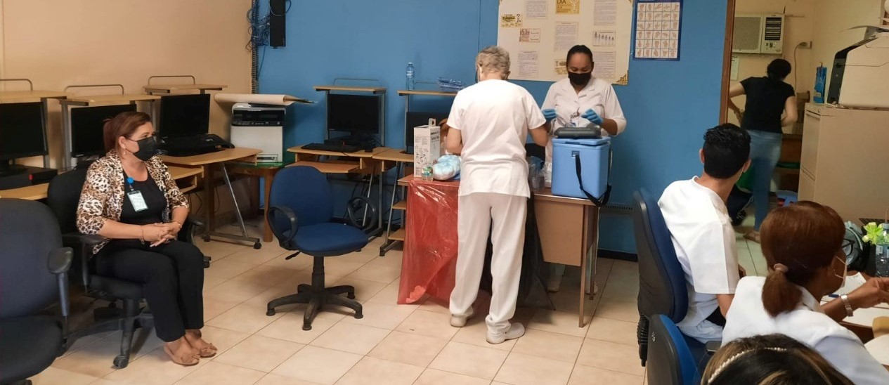 Personal de Aguadulce recibe vacunación