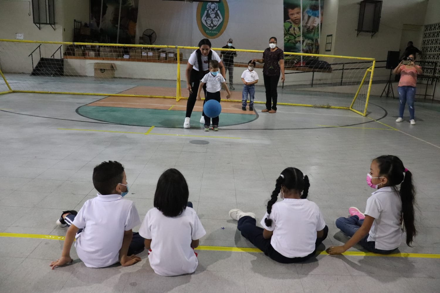 Estudiantes ciegos aprenden "Goalball"