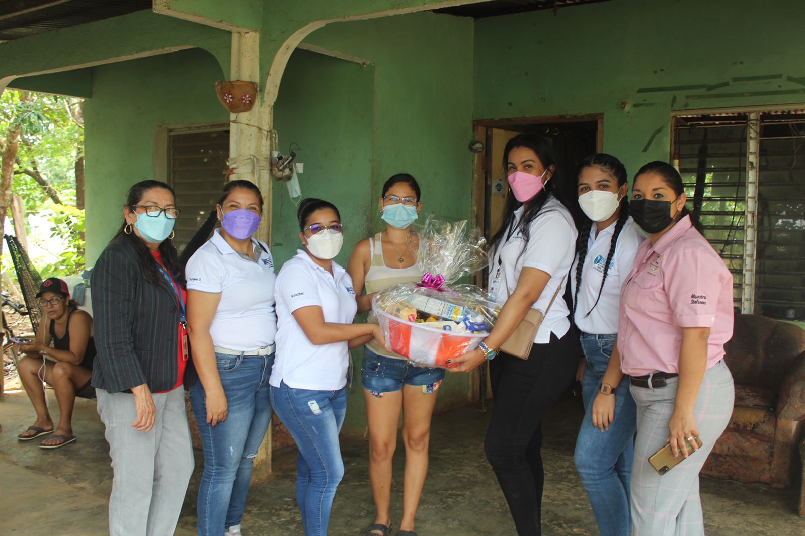 Estudiantes de Los Santos reciben canastas de comida