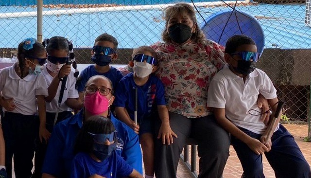 Estudiantes reciben donación de lentes