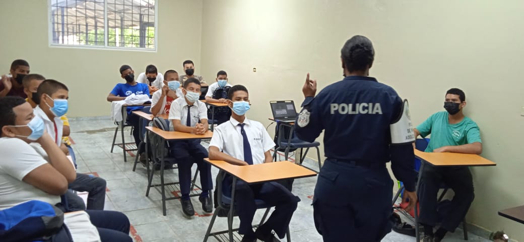Orientan a estudiantes sobre presión de grupo
