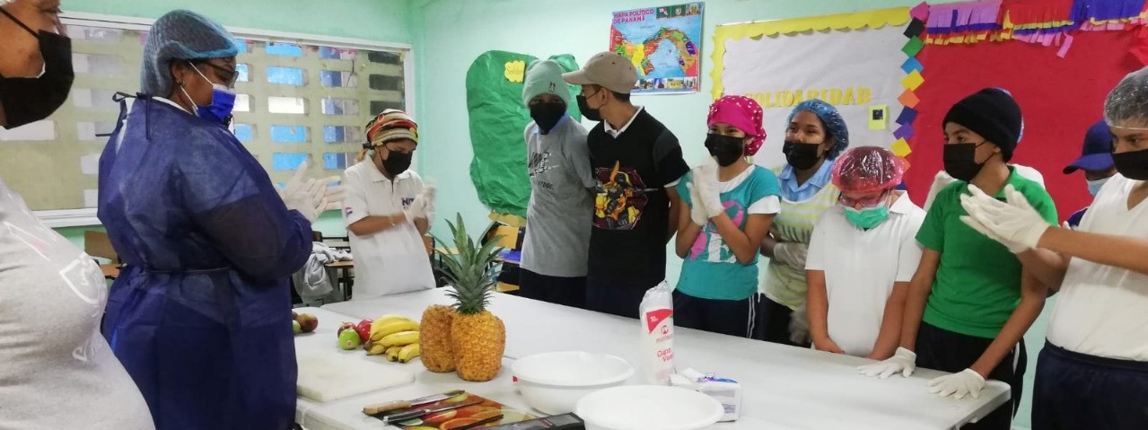 Taller de cocina a estudiantes de inclusión    