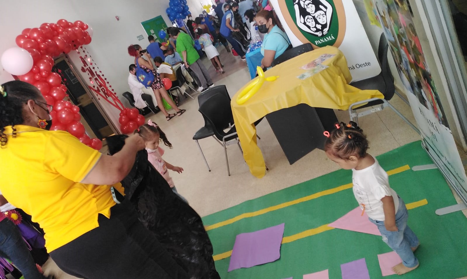 Niños juegan y aprenden valores