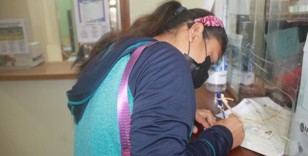 Entregan subsidios a madres de estudiantes 