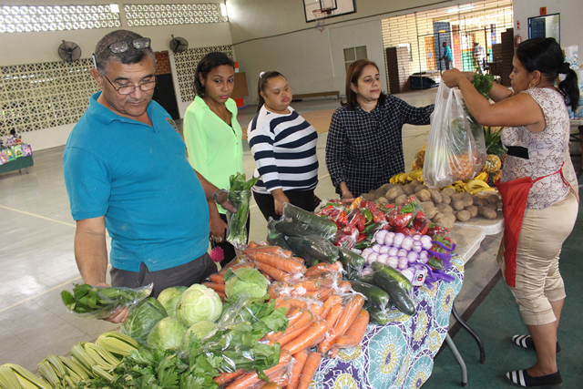 Colaboradores del IPHE adquieren productos a bajos precios
