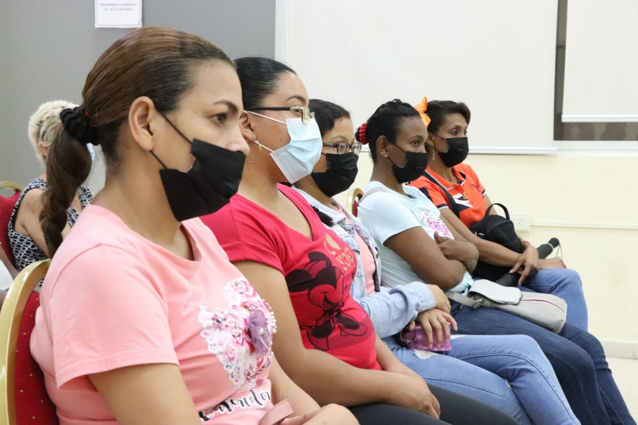 Padres de Familia de la EVE conocen sobre prestaciones económicas