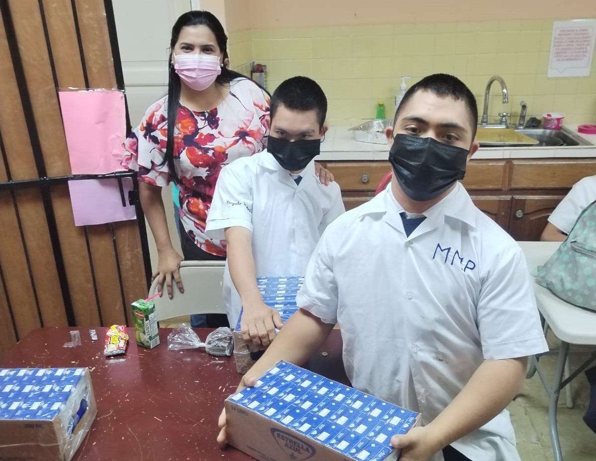 Estudiantes de Los Santos se benefician con cajas de leche 