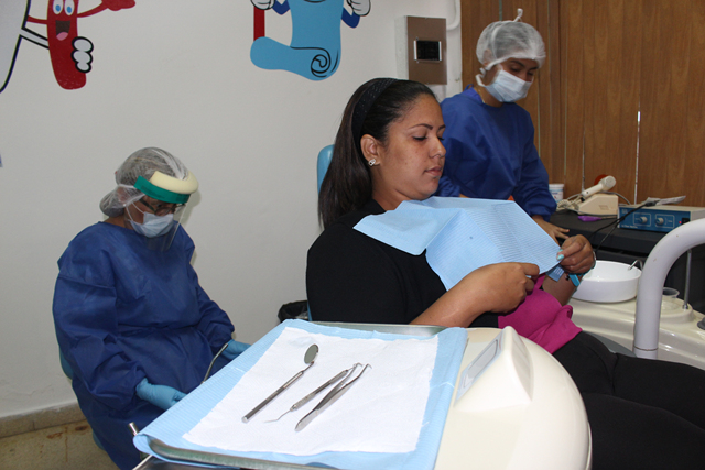 Colaboradores del IPHE reciben atención odontológicas para su salud bucal