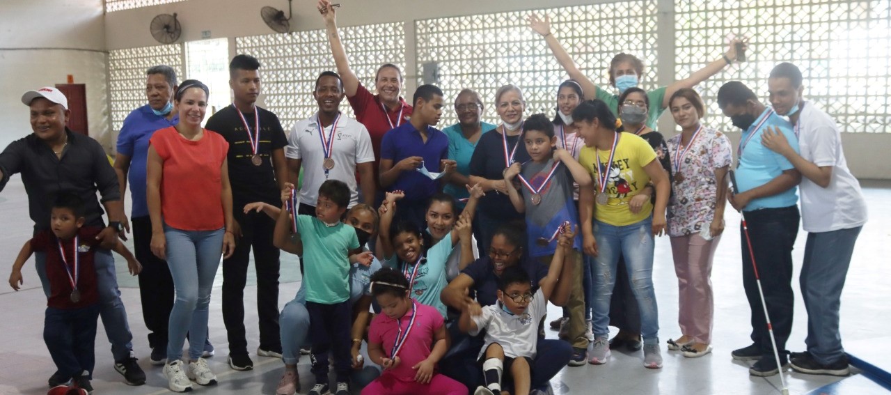 Padres de Escuela Nacional de Ciegos Helen Keller realizan actividad familiar