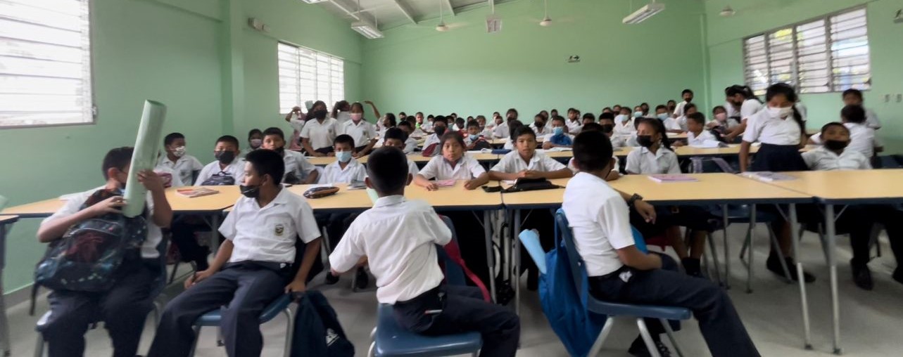 Estudiantes aprenden sobre el uso correcto de la mochila escolar