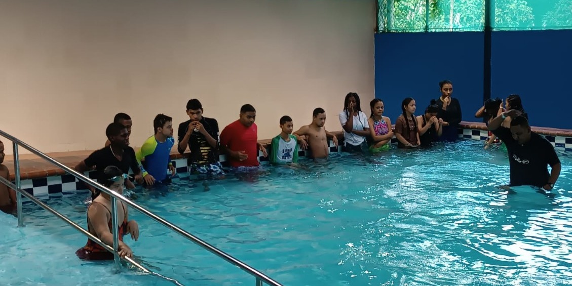 Estudiantes aprenden y se divierten en el agua 