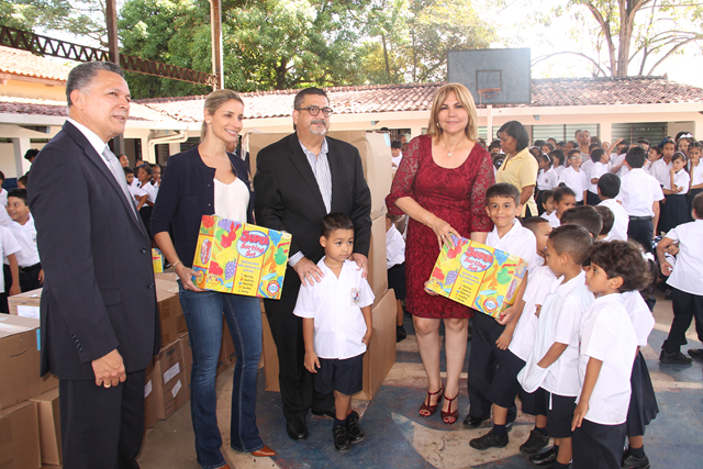 Empresa Ultracom entrega donación a la escuela José Agustín Arango