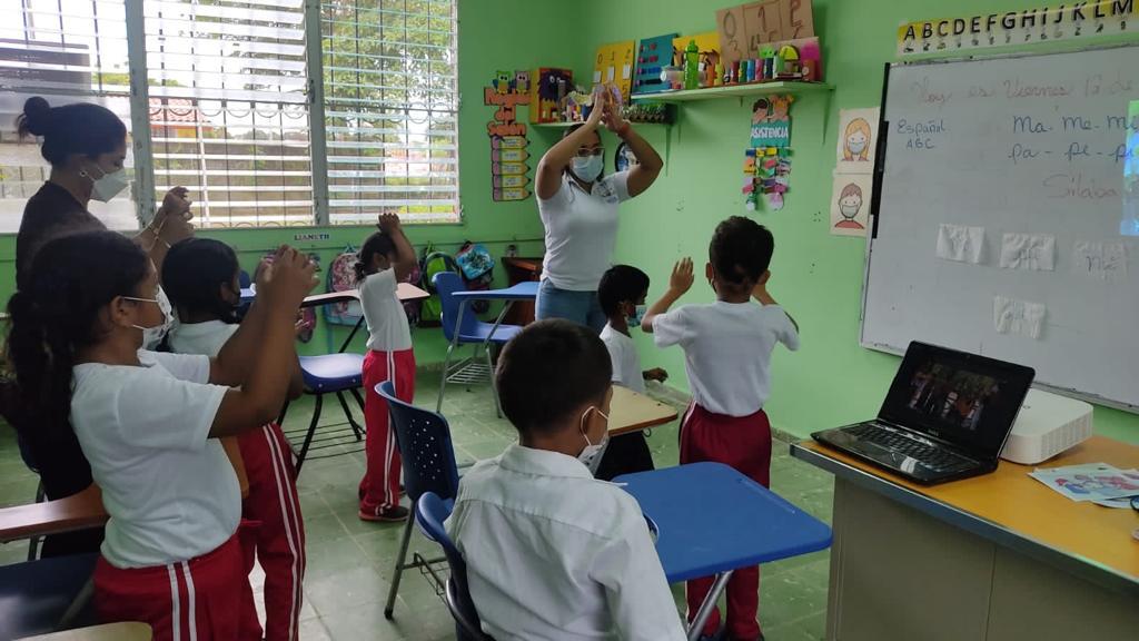 Estudiantes aprenden técnica de relajación exprés