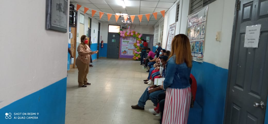 Madres aprenden sobre los beneficios de amamantar a los bebés