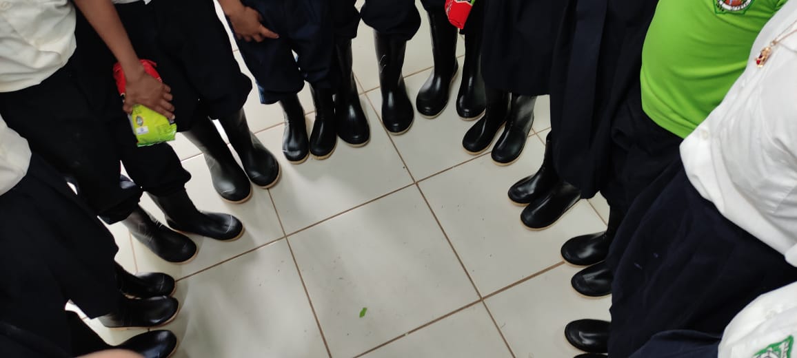 Estudiantes de Darién reciben cremas, leche y botas