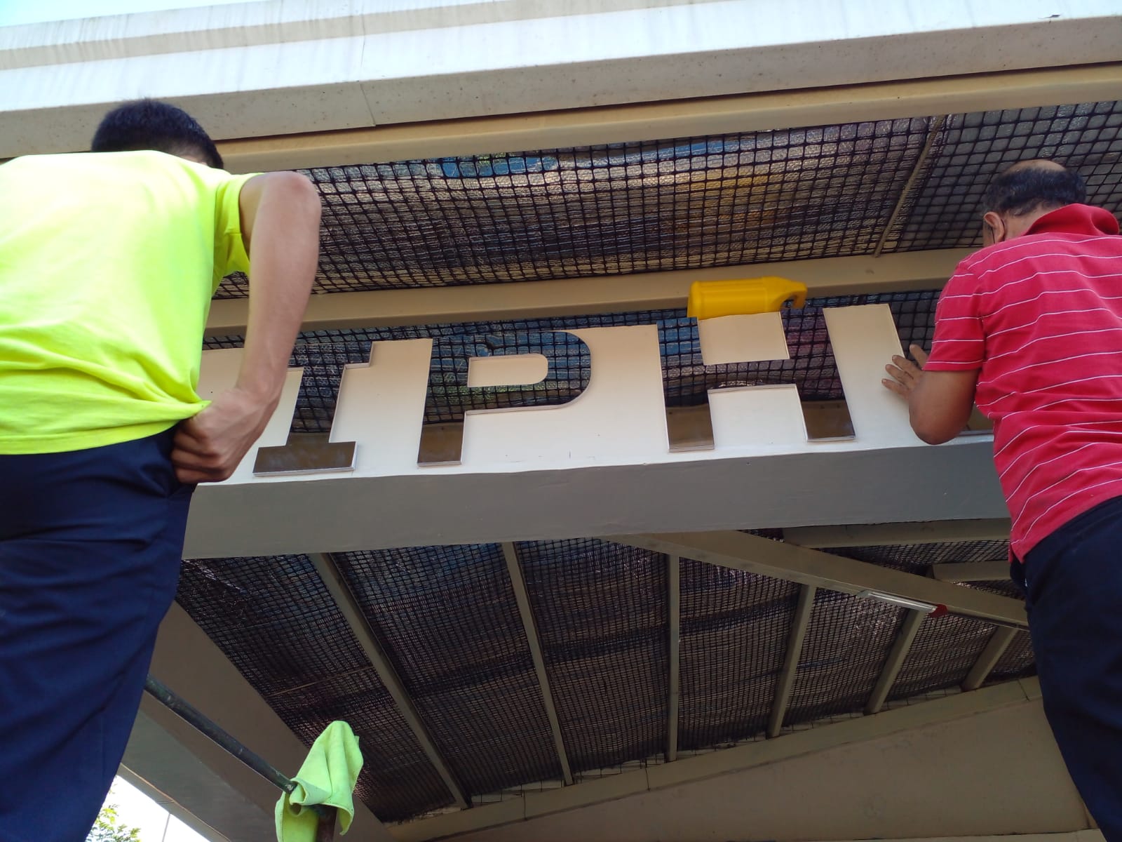 Elaboran letras para remplazar letrero del IPHE en Los Santos