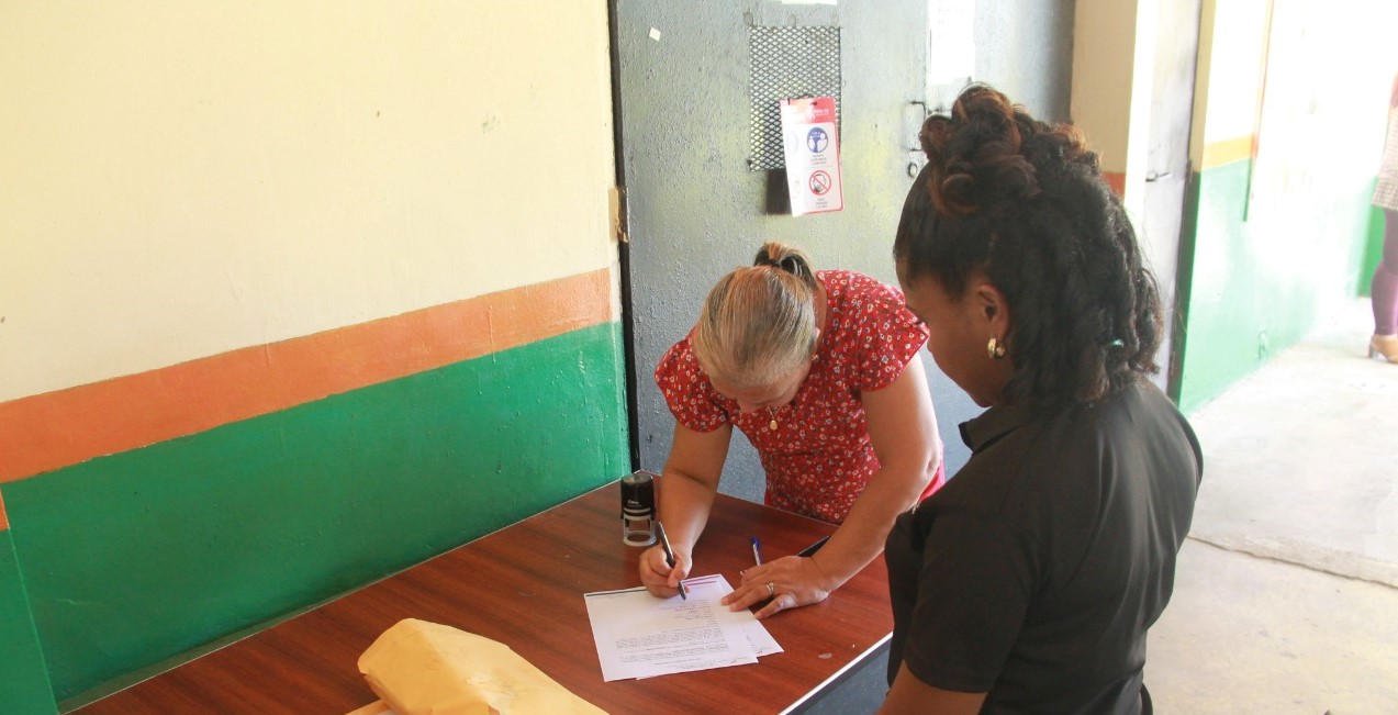 Entregan colchón a estudiante en Colón  