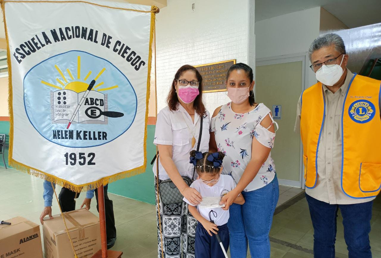 Club de Leones entrega becas en la Escuela de Ciegos