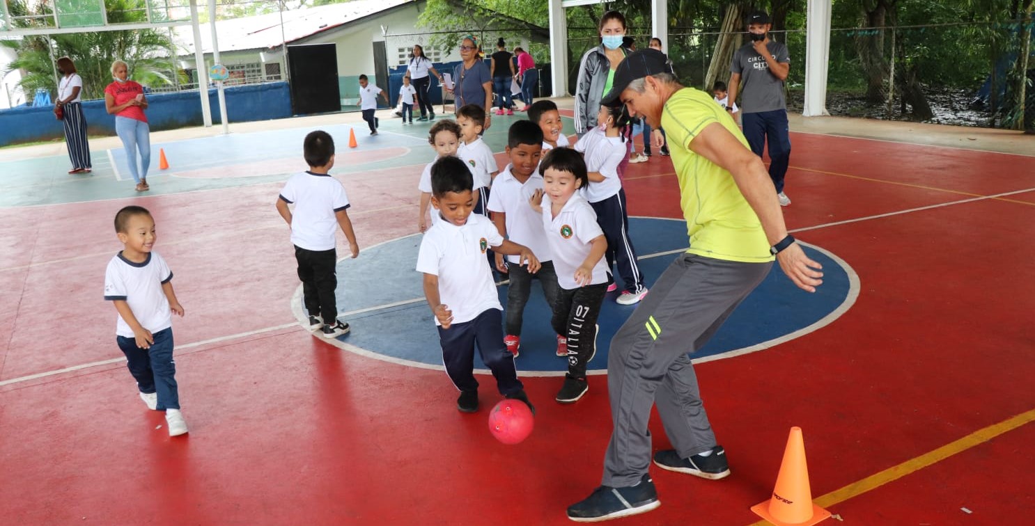 Padres de familia participan en taller psicomotor