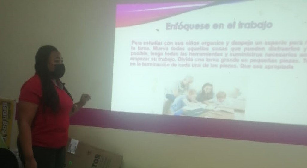 Padres reciben orientación para ejercer su rol con responsabilidad