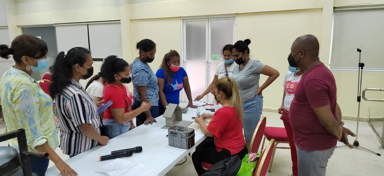 Padres de familia se forman en emprendimiento y economía por autogestión