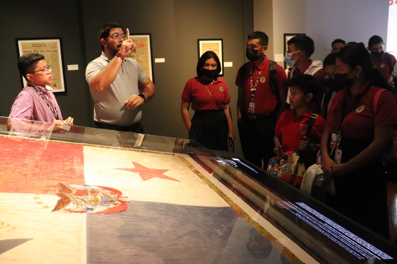 Estudiantes con discapacidad visitan sitios históricos del Casco Antiguo