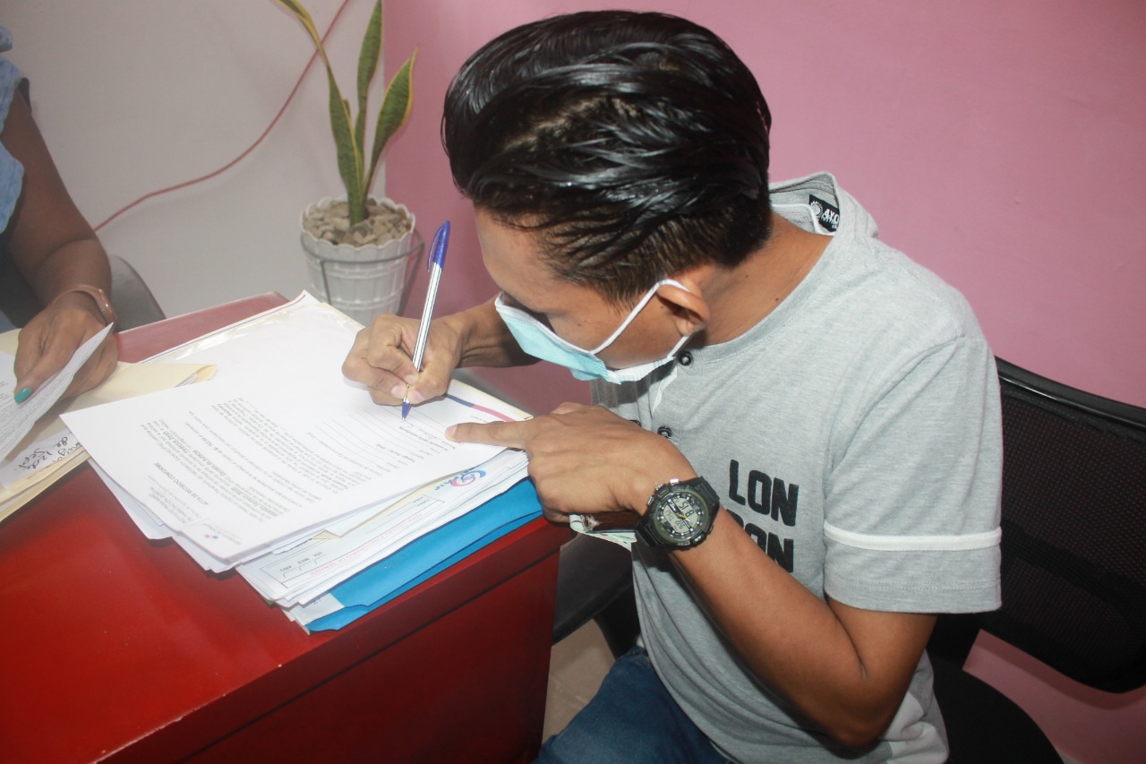 IPHE entrega fondos a estudiante