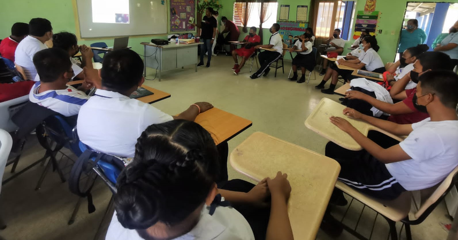 Estudiantes son instruidos para controlar su salud emocional