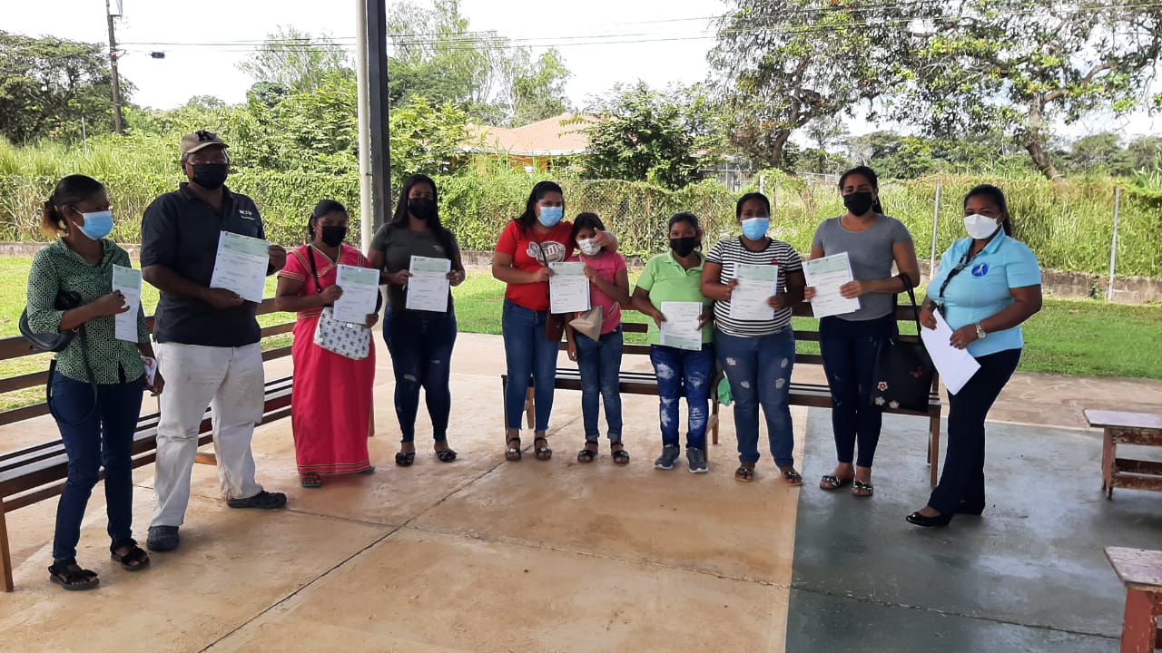 Entregan subsidios económicos a familias de Aguadulce 