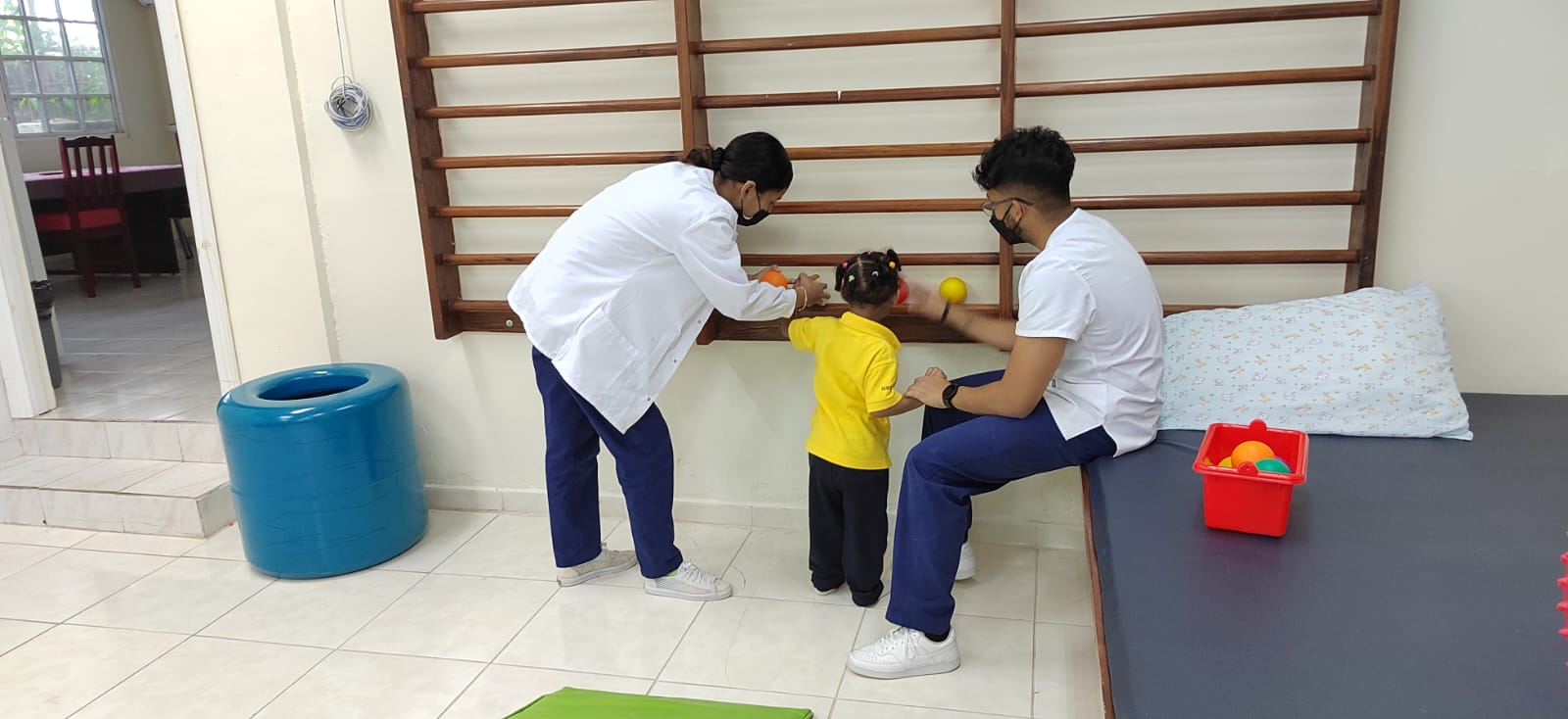 Estudiantes graduandos realizan práctica profesional en Fisioterapia