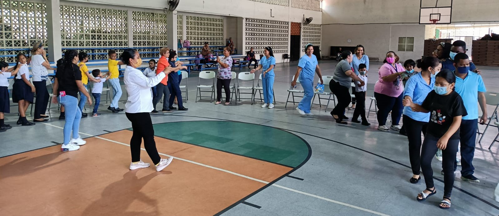 Estudiantes participan Taller Cultural de Musicoterapia