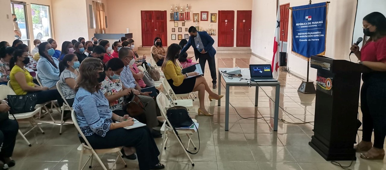 Comunidad Educativa se capacita en temas del diario vivir