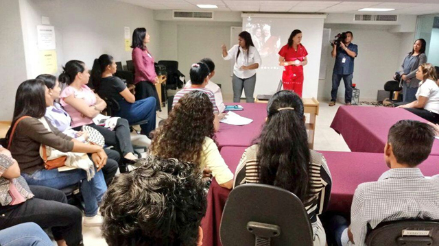 Docentes con discapacidad auditiva se reúnen para tratar temas educativos en seminario