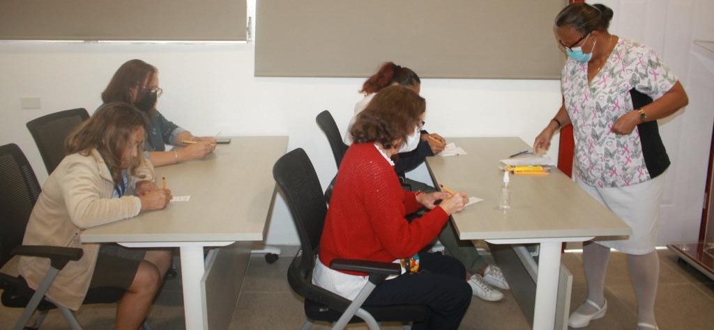 Servidoras públicas conocen sobre práctica del autoexamen de mamas