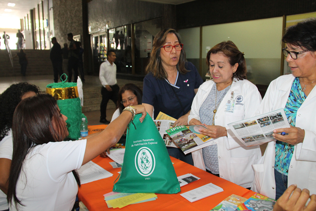 Profesionales del IPHE brindan atención y ofrecen información en feria de salud