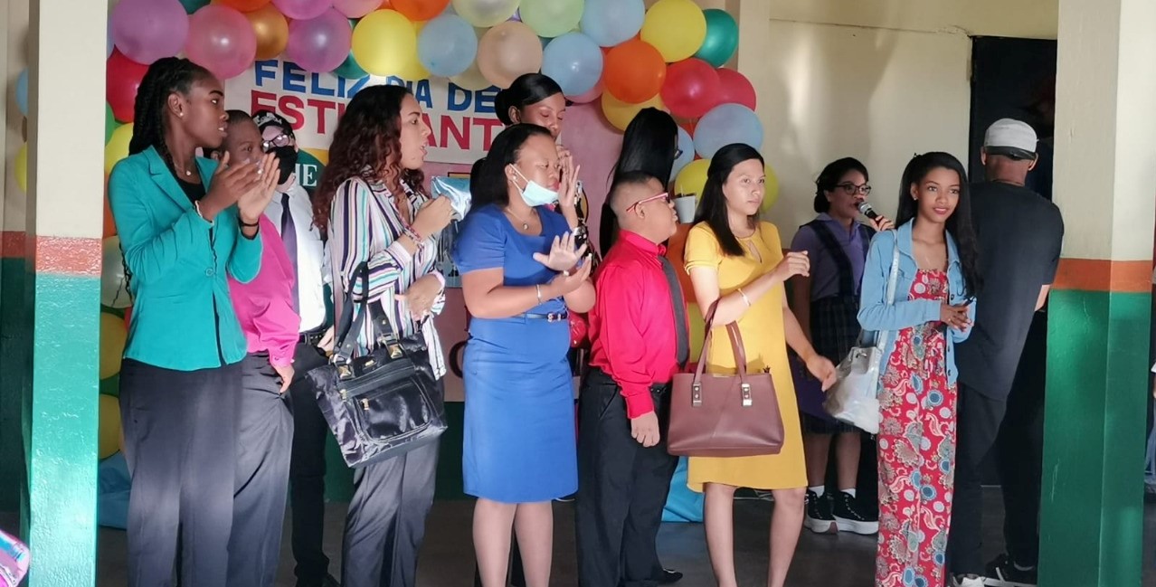Estudiantes conmemoran su día en IPHE de Colón