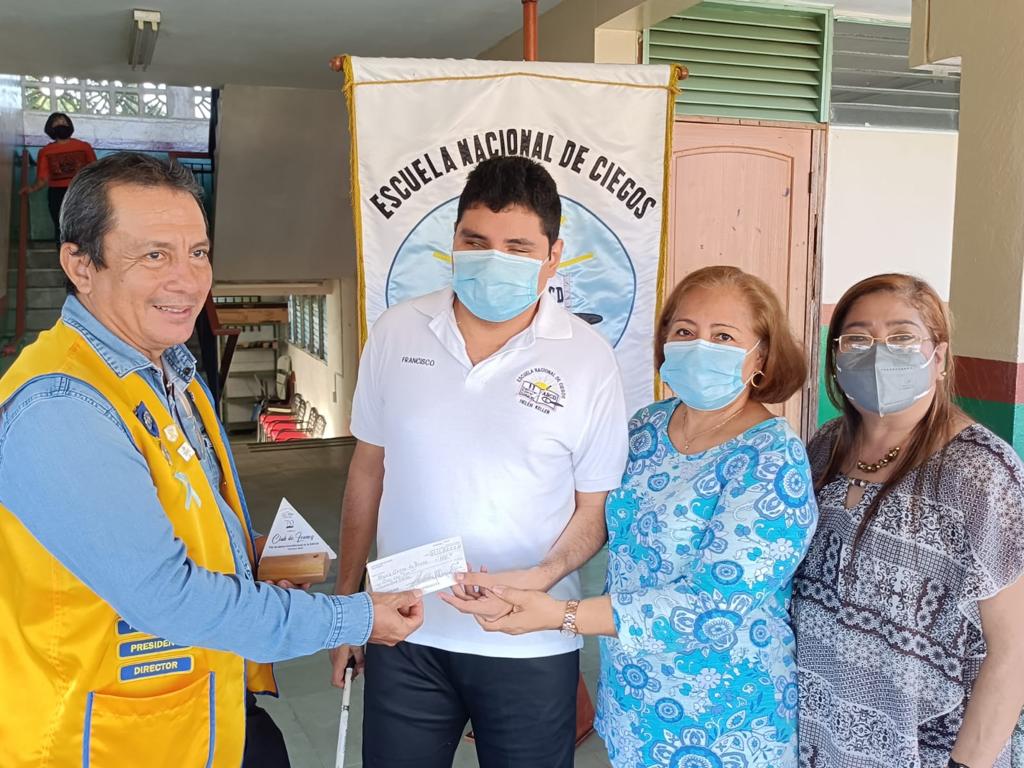    Estudiantes de la Escuela de Ciegos reciben becas del Club de Leones 