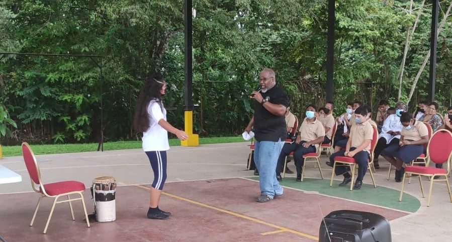 Estudiantes de la EVE aprenden folklore colonense