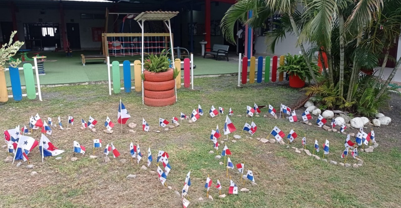 Estudiantes de Penonomé siembran banderas  