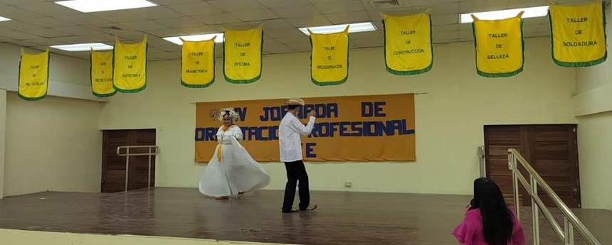 A través del folclore estudiante rinden honor a la Patria 