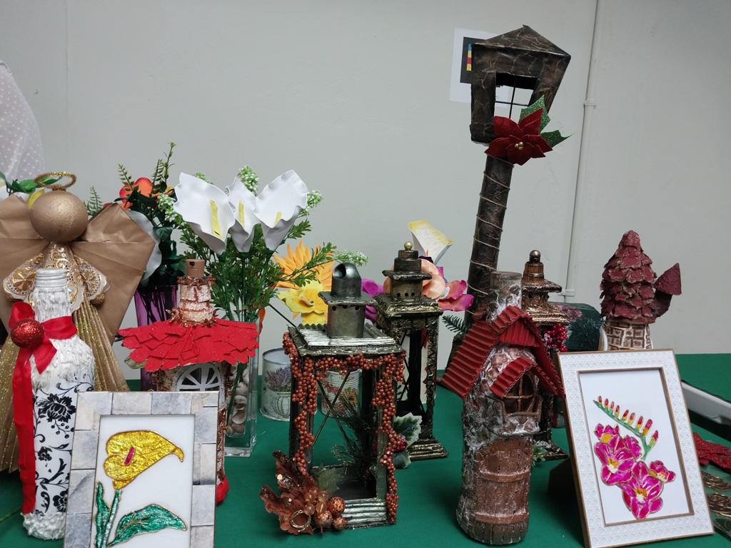 Padres de Chiriquí aprenden sobre confección de adornos y arreglos 