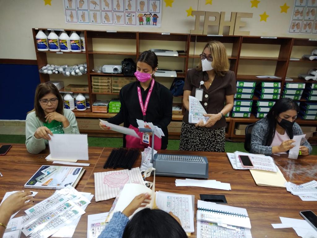 Docentes elaboran material didáctico en el Centro de Recurso 