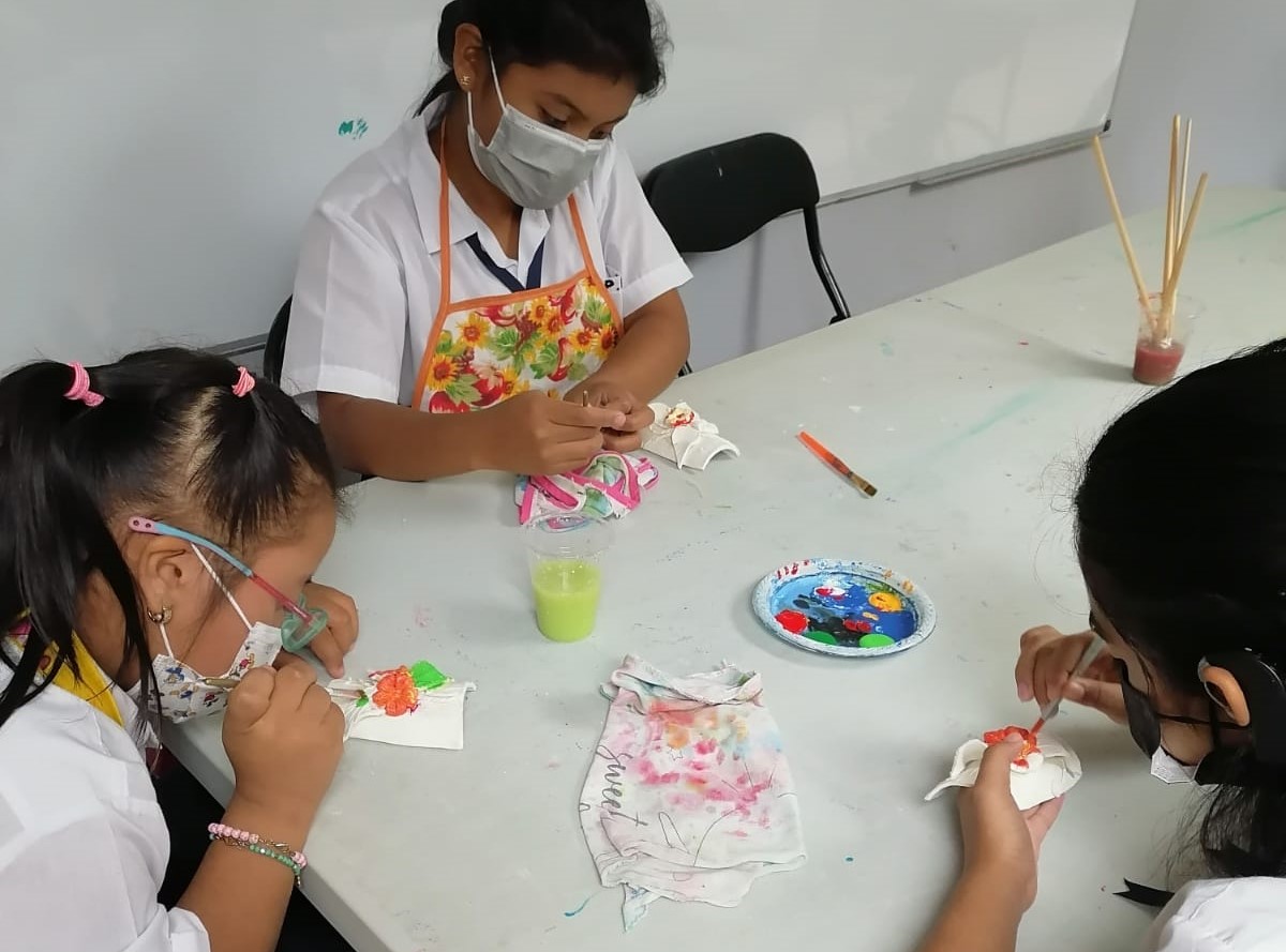Instruyen a estudiantes de CTI de Veraguas sobre confección de manualidades navideñas