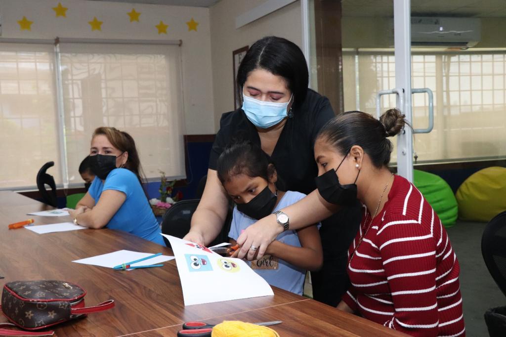 Padres de familia son instruidos en estrategias psicoeducativas