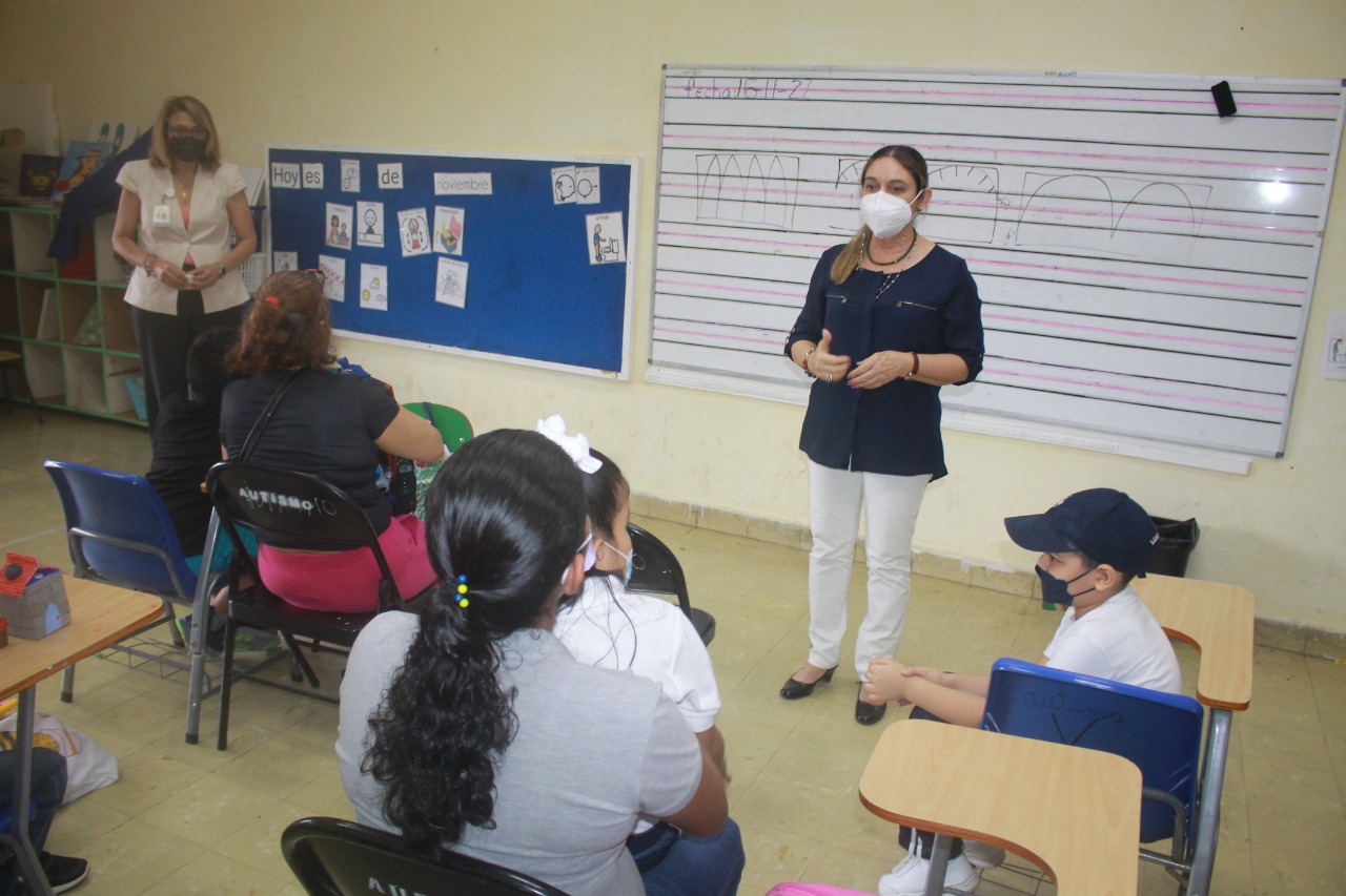 Instruyen a padres sobre iniciativas para apoyar a sus hijos en casa