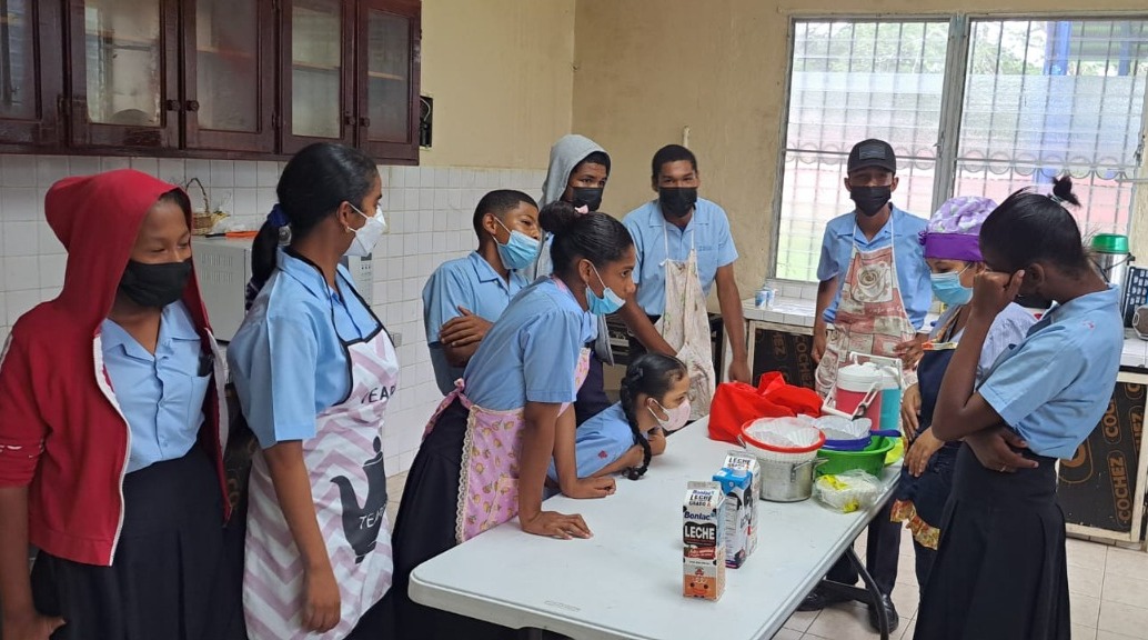 Estudiantes de Antón aprenden a elaborar yogurt casero