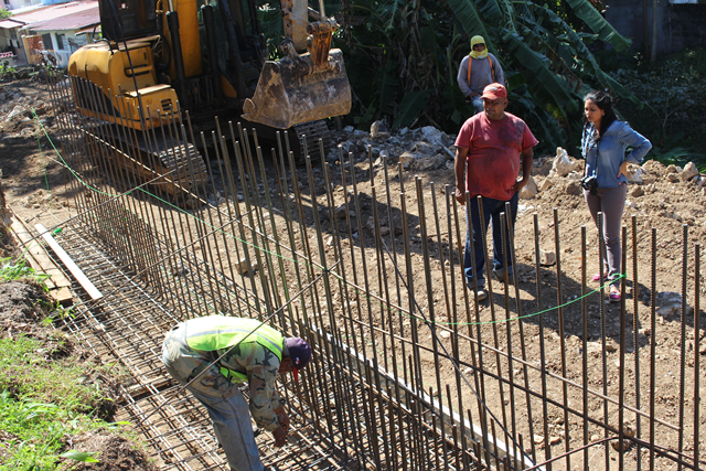 Edifican muro de contención detrás de los Talleres de Producción